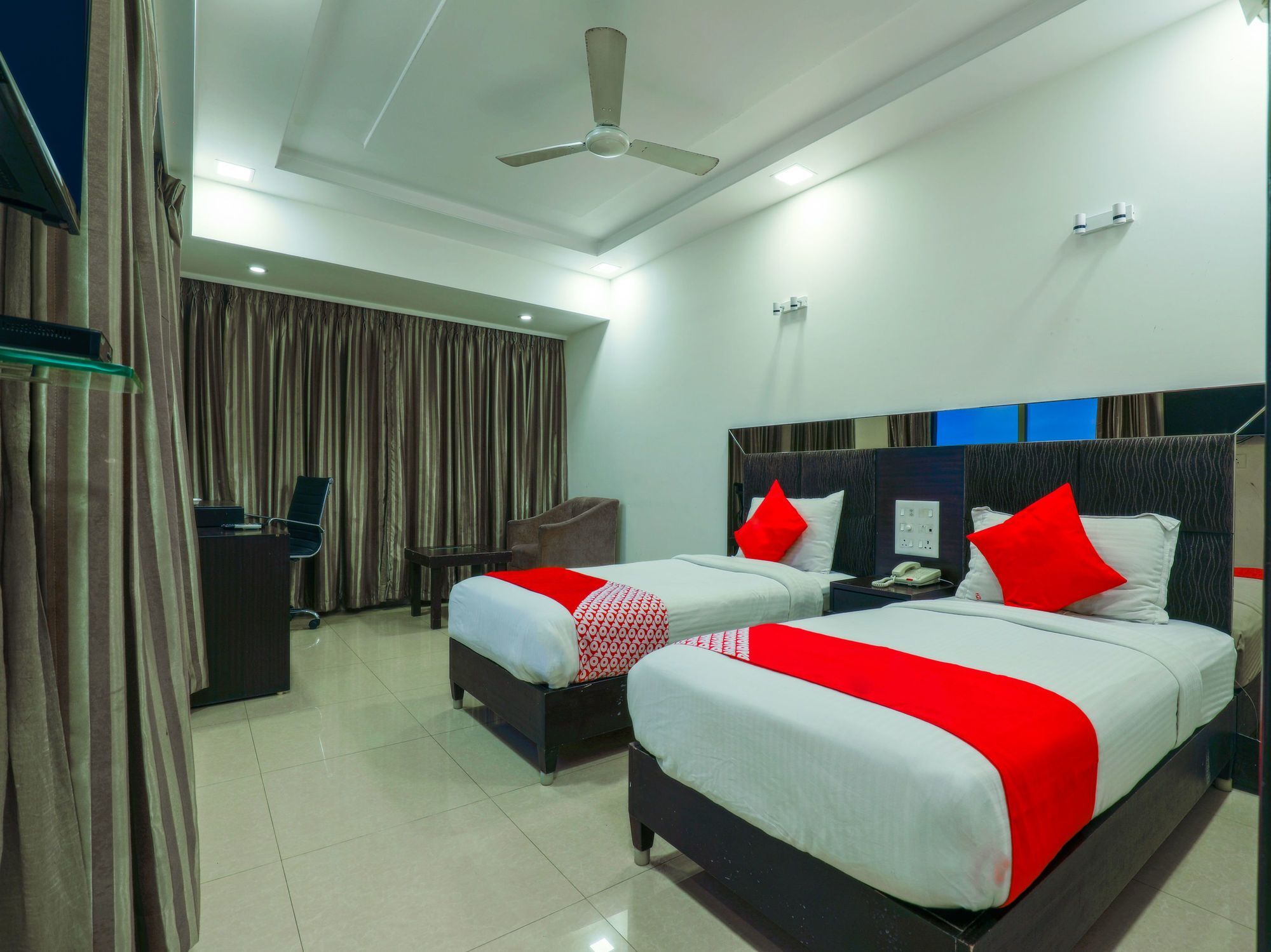 Oyo Premium Coastal Battery Hotel วิสาขปัตนัม ภายนอก รูปภาพ